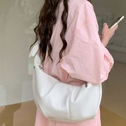 ショルダーバッグ　カバン　puバッグ　肩掛け　大容量　ハーフムーン　デザイン　韓国ファッション