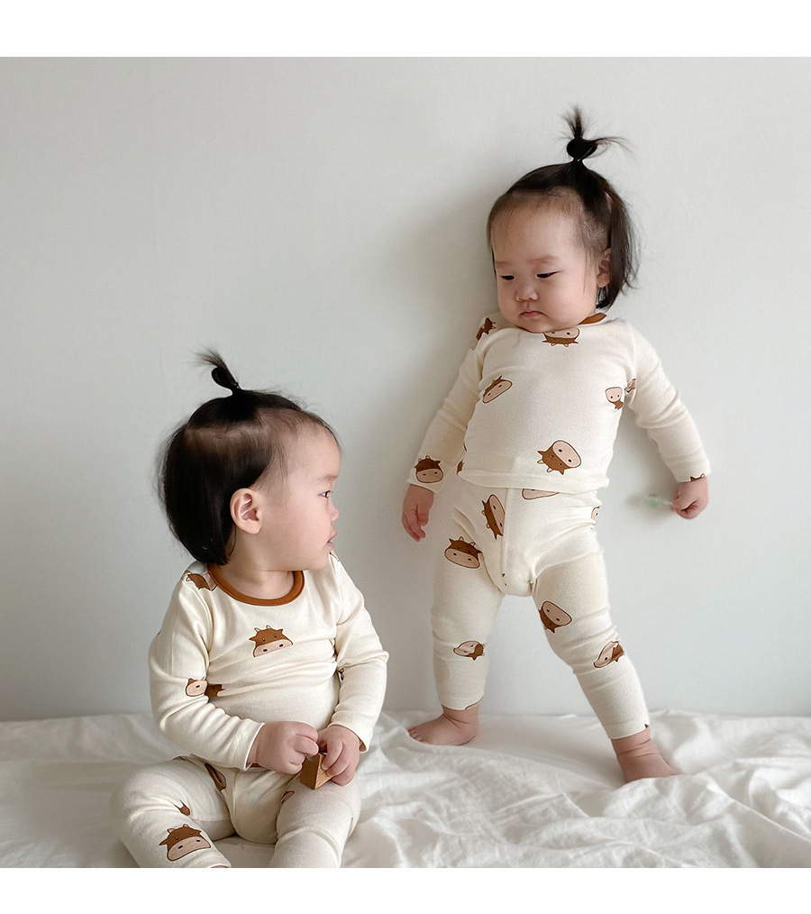 家庭用洋服セットの韓国語ベビーバージョン、2024年の漫画パターンの子供用パジャマ、ツーピースセット