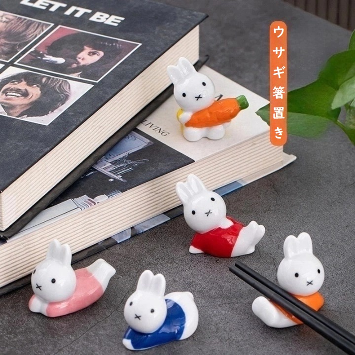 日本風 雑貨 陶器 ニンジンを食べるウサギ 箸置き 家庭用 キッチン 和食器 可愛い 箸休 小物 卓上飾り物