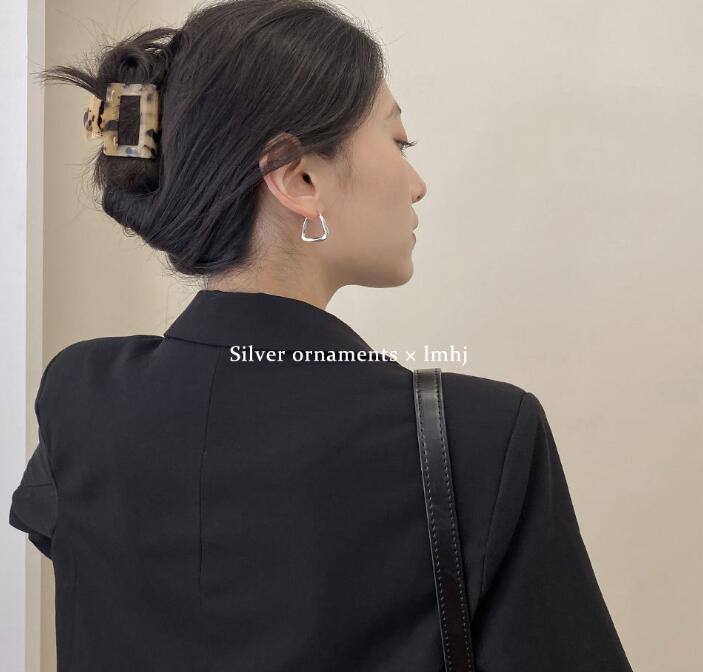 S925銀針耳ボタン女性冷淡風シンプル韓国網紅高級感気質ピアス2024新型潮