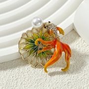 2色  蓮葉  金魚ブローチ  秋冬新作  動物 ブローチ  コサージュ  ファッション パール  金魚アクセサリー
