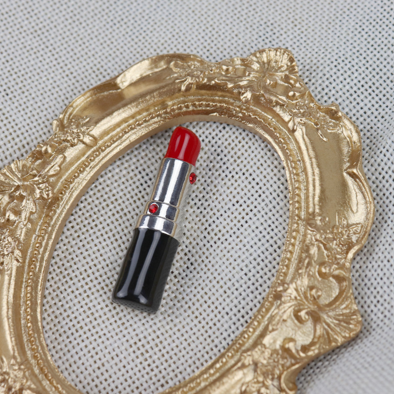 ブローチ　プレゼント　ビンテージ　デザイン　口紅　メタル　欧米風　ファッション