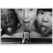 ポストカード モノクロ写真「三人の子どもの看板の前を掃除する女性」