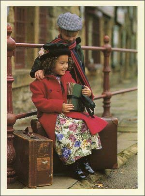 ポストカード カラー写真「お出かけ中の男の子と女の子」