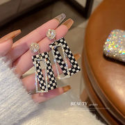 925銀針 黒と白のグリッド 幾何学的な正方形のイヤリング 韓国風 女性の長いイヤリング
