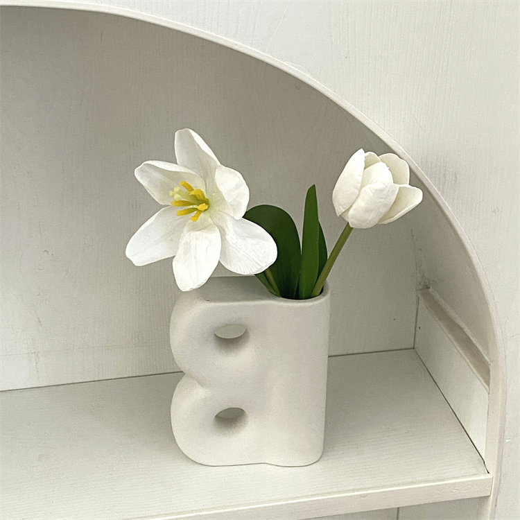 陶製の花瓶 イレギュラー アルファベットアメリカ つや消し 家の装飾 装飾品 フラワーアレンジメント