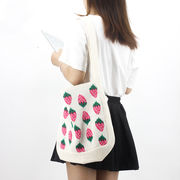 ショルダーバッグ　トートバッグ　レディース　韓国ファッション　ニットバッグ　イチゴ