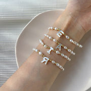 パールブレスレット　アクセサリー　デザイン　韓国ファッション　腕飾り　淡水パール　アルファベット