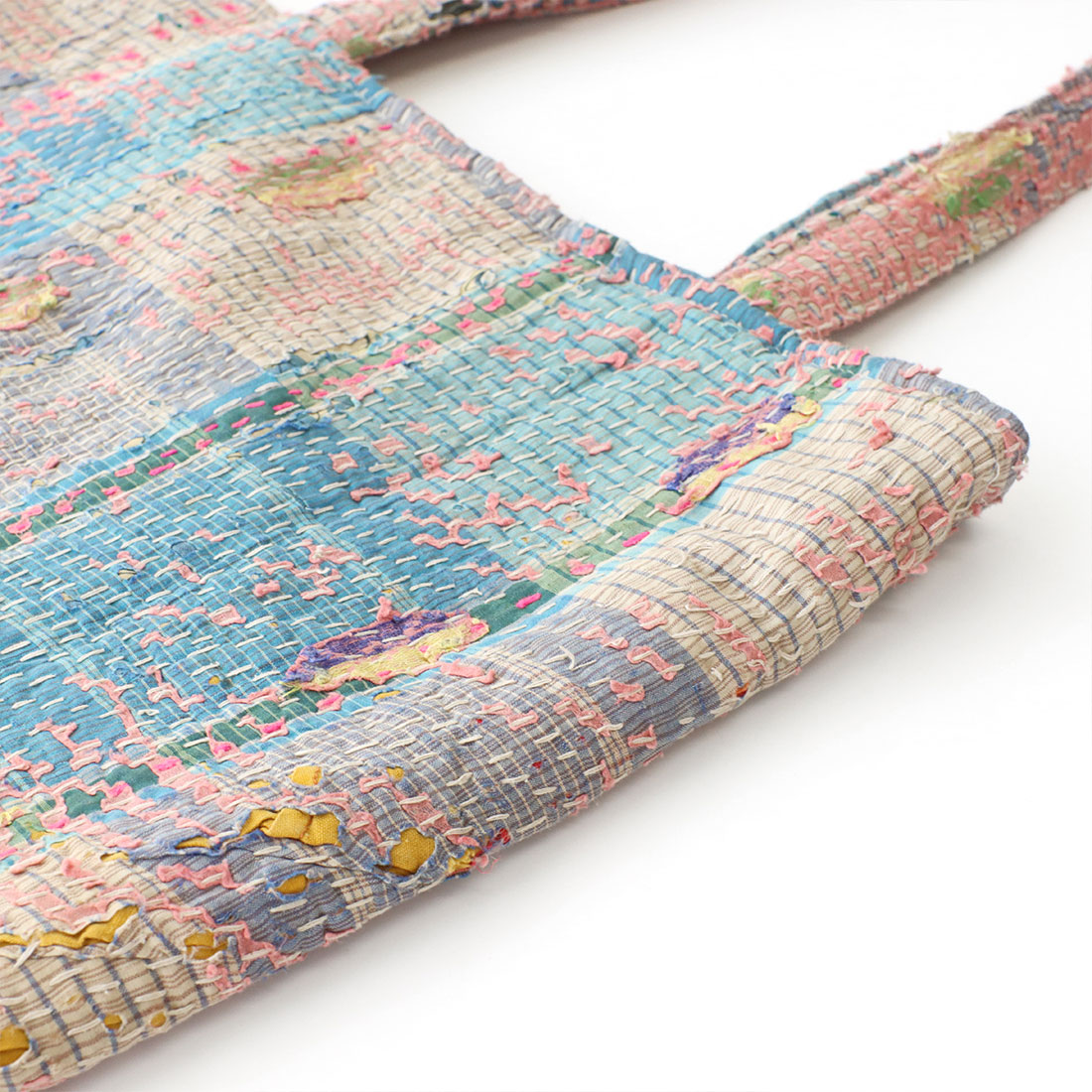 アダクワッタさんがヴィンテージ生地でひとつひとつハンドメイド