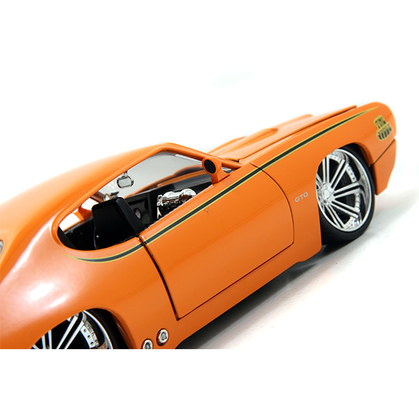 1:24 BTM 1969 Pontiac GTO Judge ミニカー 1969 Pontiac GTO Judge Green & Silver Diecast Model Car
