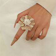 素敵な商品  誇張 金属 合金 リング 真珠 花 宴会場 指輪 シンプル レトロ 人差し指 指輪 女性向け 結婚式