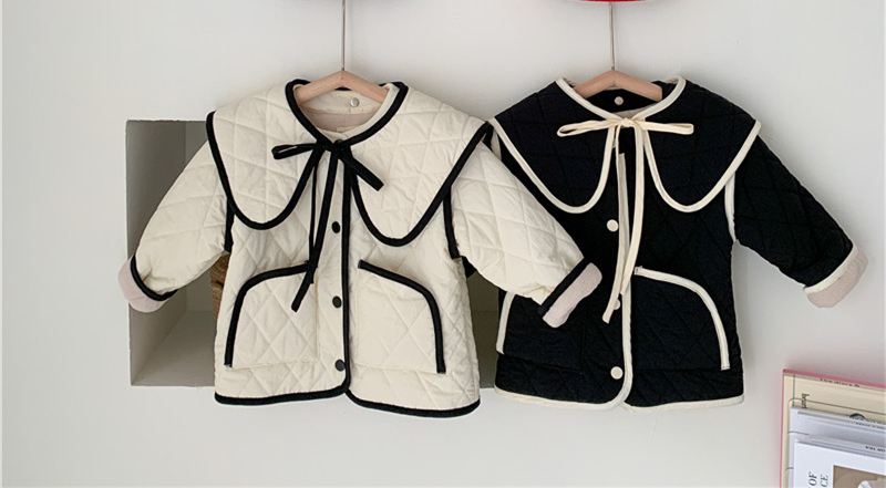 冬の子供たち、女の子の小さな香りのよい風の襟とベルベットの綿のジャケット