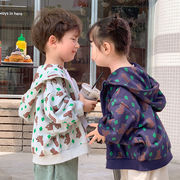 子供服2024年秋新韓国版、クマ柄のセータージャケット、子供のフード付きカーディガン