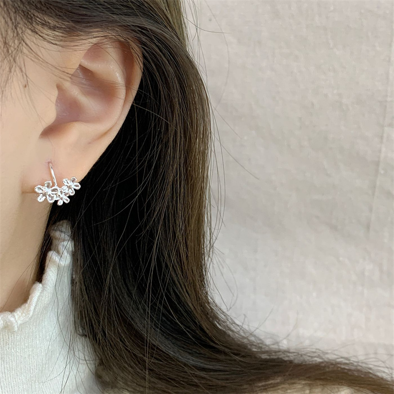 `🇰🇷韓国風 揺れない極小スノーフレーク シルバーピアス メガネ干渉なし 10代20代