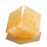 イエローライモナイトインクォーツ【褐鉄鉱入り水晶】キューブ 彫刻置物 ブラジル産