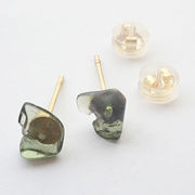 【日本製】ピアス　モルダバイト　スタッドピアス　  ステンレス　ゴールド　GD　天然石 アカネ