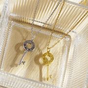 「鍵と時」ローマ数字チャームネックレス（ステンレス製） &bull; 鍵型ペンダント｜ステンレス製