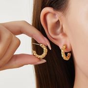 18Kメッキステンレス製 ツイストデザインピアス（レディース） 立体的な麻花編み（ツイスト）