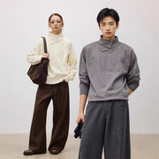 ふんわり軽い着心地の二重立ち襟ニット 秋冬のペアコーデに使えるユニセックスデザイン