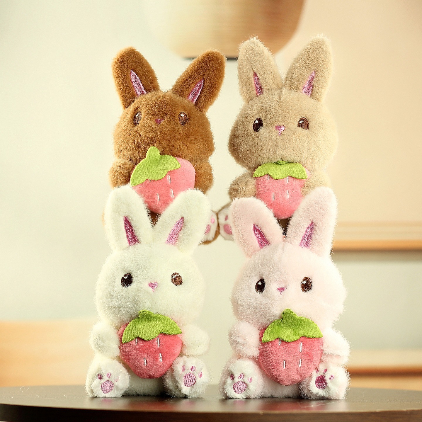 いちご うさぎのキーホルダー ぬいぐるみウサギ キーホルダー  イチゴ ウサギ 雑貨