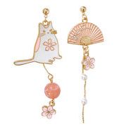 レーディス 揺れる 可愛い 白猫と和扇子の桜 アシンメトリーデザイン ピアス 　e01101