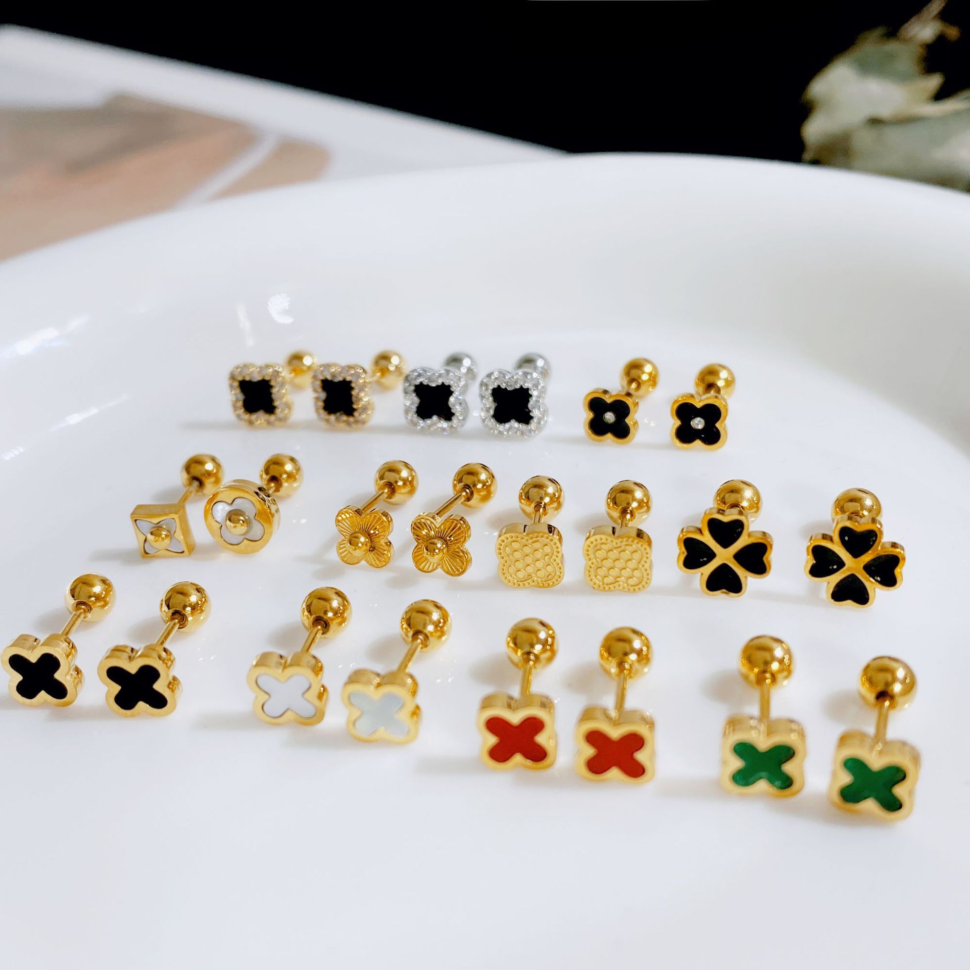 軟骨ピアス ボディピアス ストレートバーベル 四つ葉 クローバー ジュエル 耳 アクセサリー ゴールド 18k