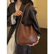 ショルダーバッグ　大容量　デイリー　韓国バッグ　レトロ　バケットバッグ　編み目