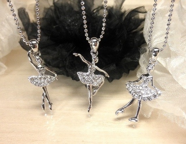 ラインストーンバレリーナネックレス・３ポーズ