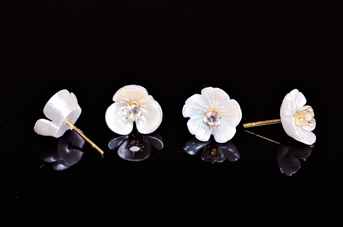 【夏アクセサリー】シェル調アクリルフラワーで加工　パールのピアス　フラワーピアス　花のイヤリング