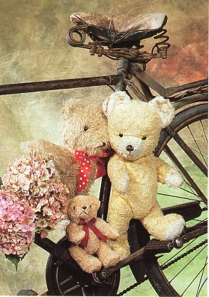 ポストカード カラー写真 3匹のテディベアと古びた自転車