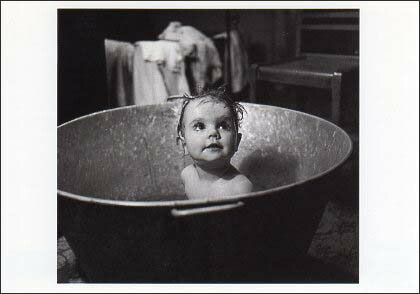 ポストカード モノクロ写真「入浴中の赤ちゃん」