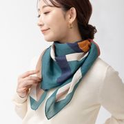 SSH：風に揺れ咲くコスモス柄のスカーフ  ショートサイズ