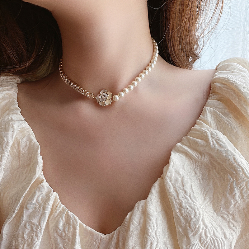 真珠とダイヤモンドのネックレス  トレンディなカメリアのネックレス