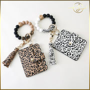 【2色】豹柄カードケース 数珠付き キーホルダー カラビナ ハンドストラップ バッグチャーム アクセサリー