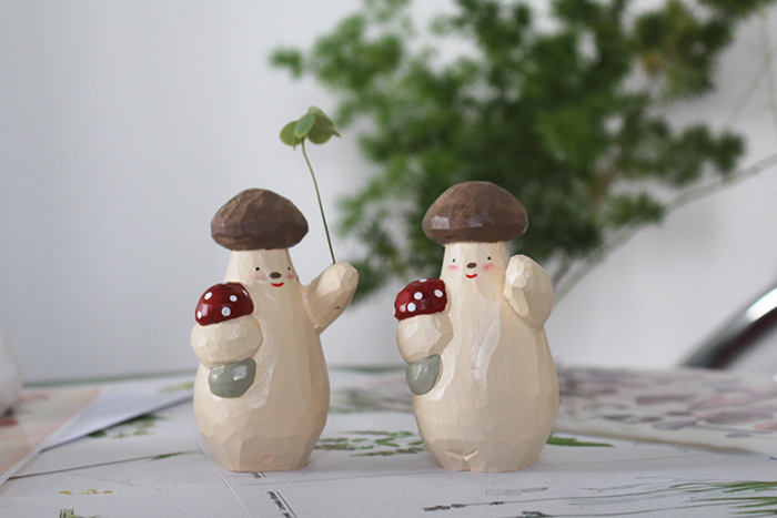 キノコ 木彫りの装飾品 可愛いきのこ男 オーナメント 木製工芸品 10cm