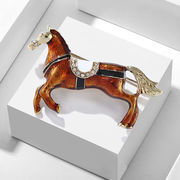 馬のブローチ 疾走する戦馬ブローチ  動物 ブローチ コサージュ ピン 馬のアクセサリー