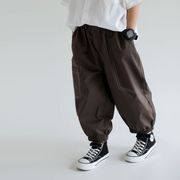 2024年夏の新しい子供用のクールな薄手のズボン、ボーイズファッションルーズワークウェアパンツ