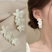 S925シルバーニードル、白い花のイヤリング、女性の夏のニッチなデザインのイヤリング