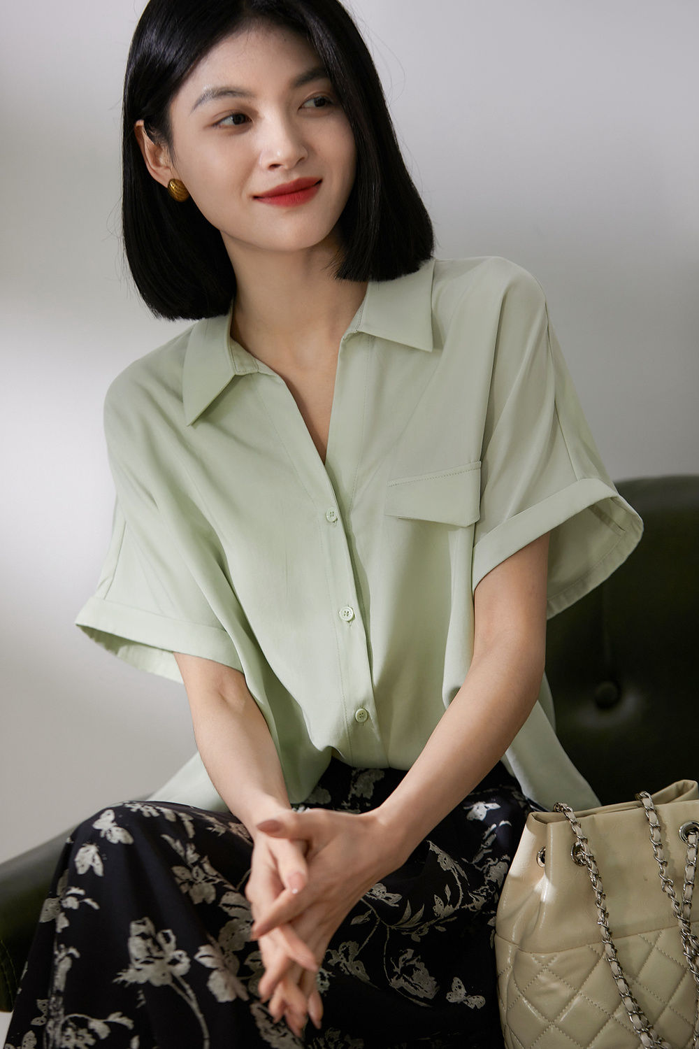 レディースシャツ半袖2024新作シャツファッショナブルで多用途な韓国風ルーズシフォンシャツトップス