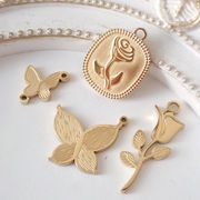 金属アレルギー対応【28.蝶とローズガーデン】ステンレスチャーム 2個 メタルチャーム 薔薇 バタフライ 花