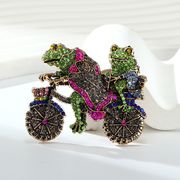 2色 ラインストーン カエルのブローチ 自転車 蛙ブローチ コサージュ ピン  カエルアクセサリー