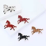 5色 馬のブローチ  男女兼用   動物 競馬 ブローチ コサージュ ピン  馬のアクセサリー