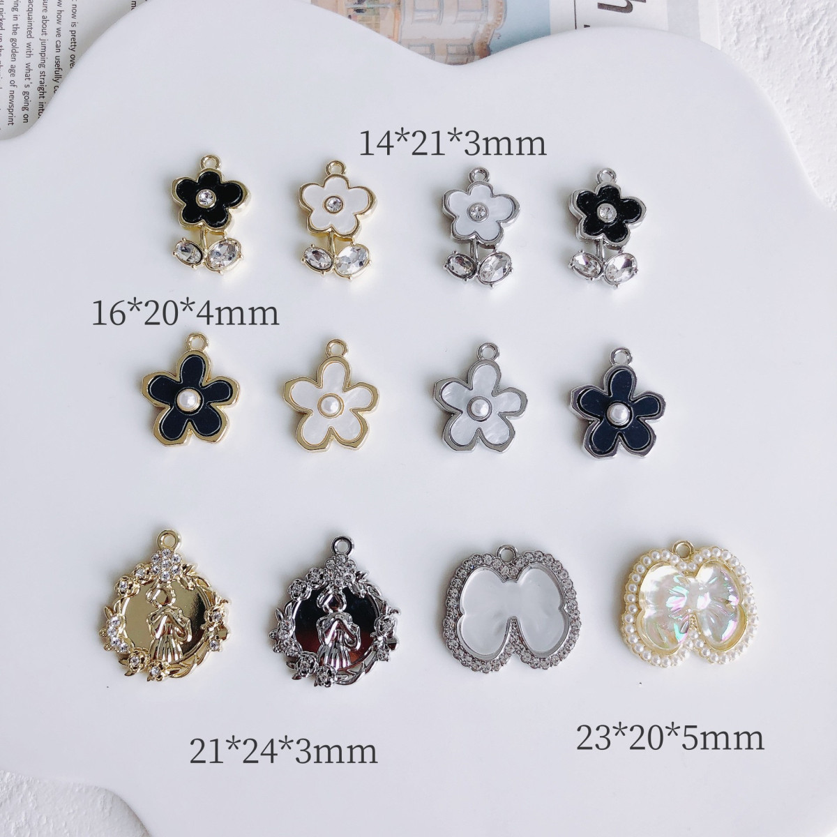 デコパーツ フラワーチャーム ピアスチャーム イヤリング パーツ アクセサリーパーツ ブラック ホワイト