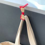 カバンの置き場に困らないバッグハンガー！ Bag Hanger Ribbon（リボン）