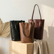 スッキリ見え　縦型ショルダーバッグ　ヴィンテージライク合成皮革素材